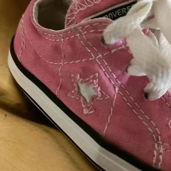 LITTLE GIRLS DISTRESSED PINK CONVERSE SIZE 6 GUC - Picture 3 of 7